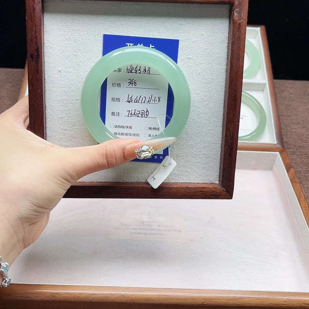 旋***马石英质玉未镶嵌手镯