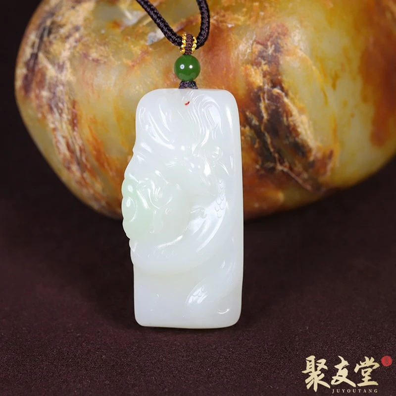 聚友堂王伟玉雕35.9克新疆和田玉籽料白玉翠色仿古龙守护玉牌挂件