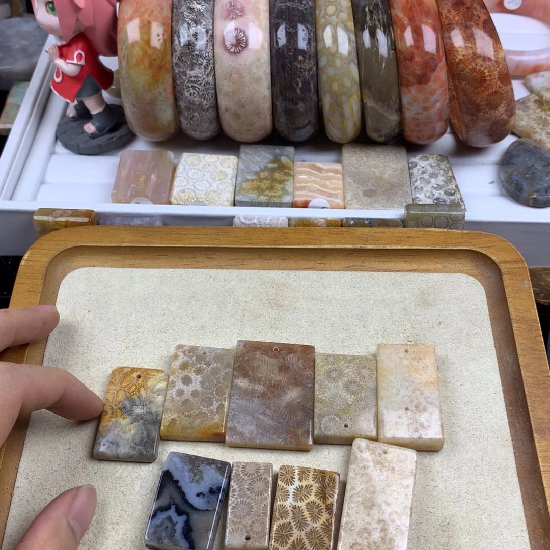 Q***₄硅化珊瑚（珊瑚玉）未镶嵌颈饰