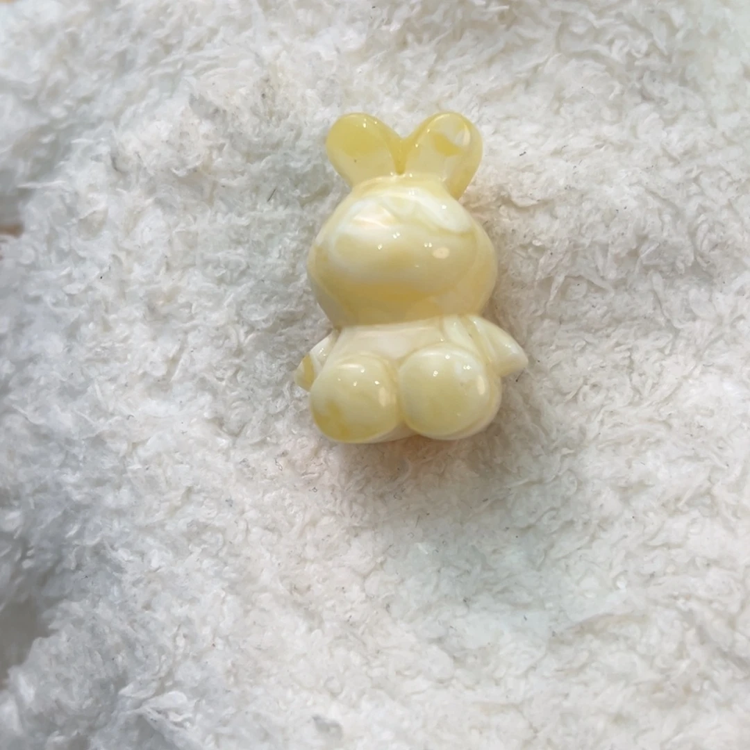 琥珀颈饰未镶嵌奶瓷白浓蜡沁色小兔子