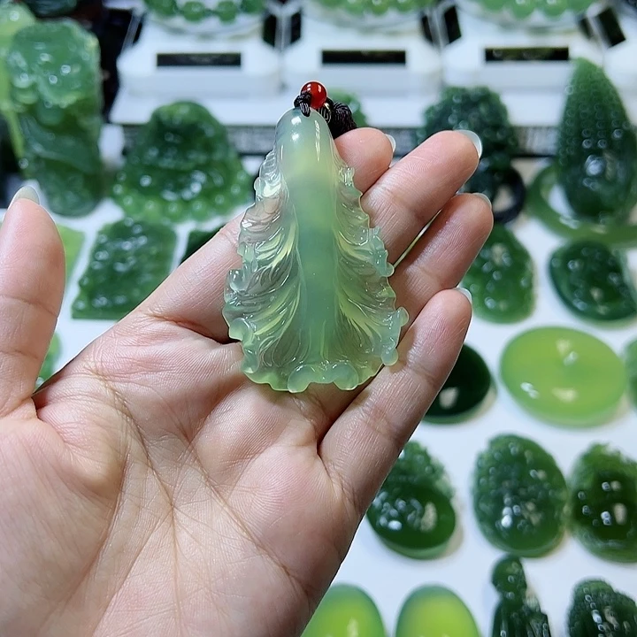 蛇纹石玉颈饰未镶嵌