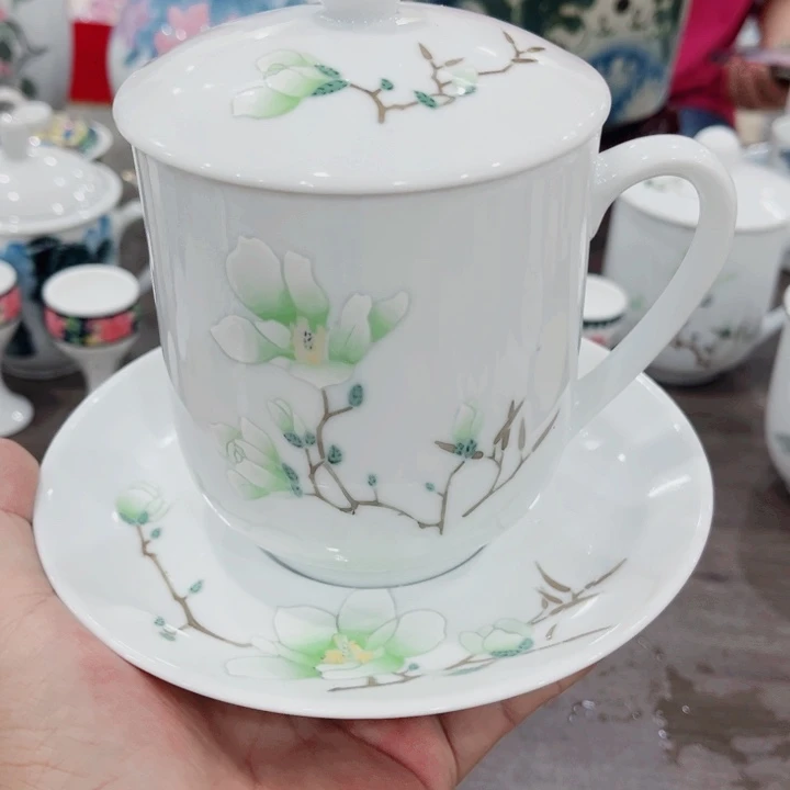 杯釉下五彩的瓷器在瓷器