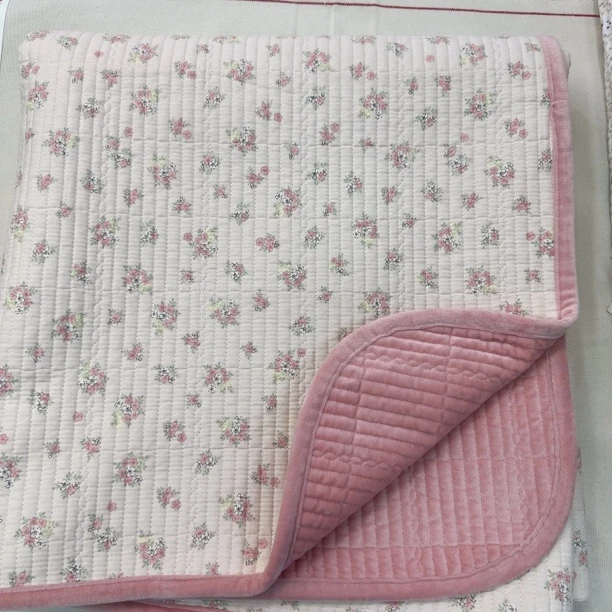 2米宽棉夹棉绒床盖。一面绒一面布。