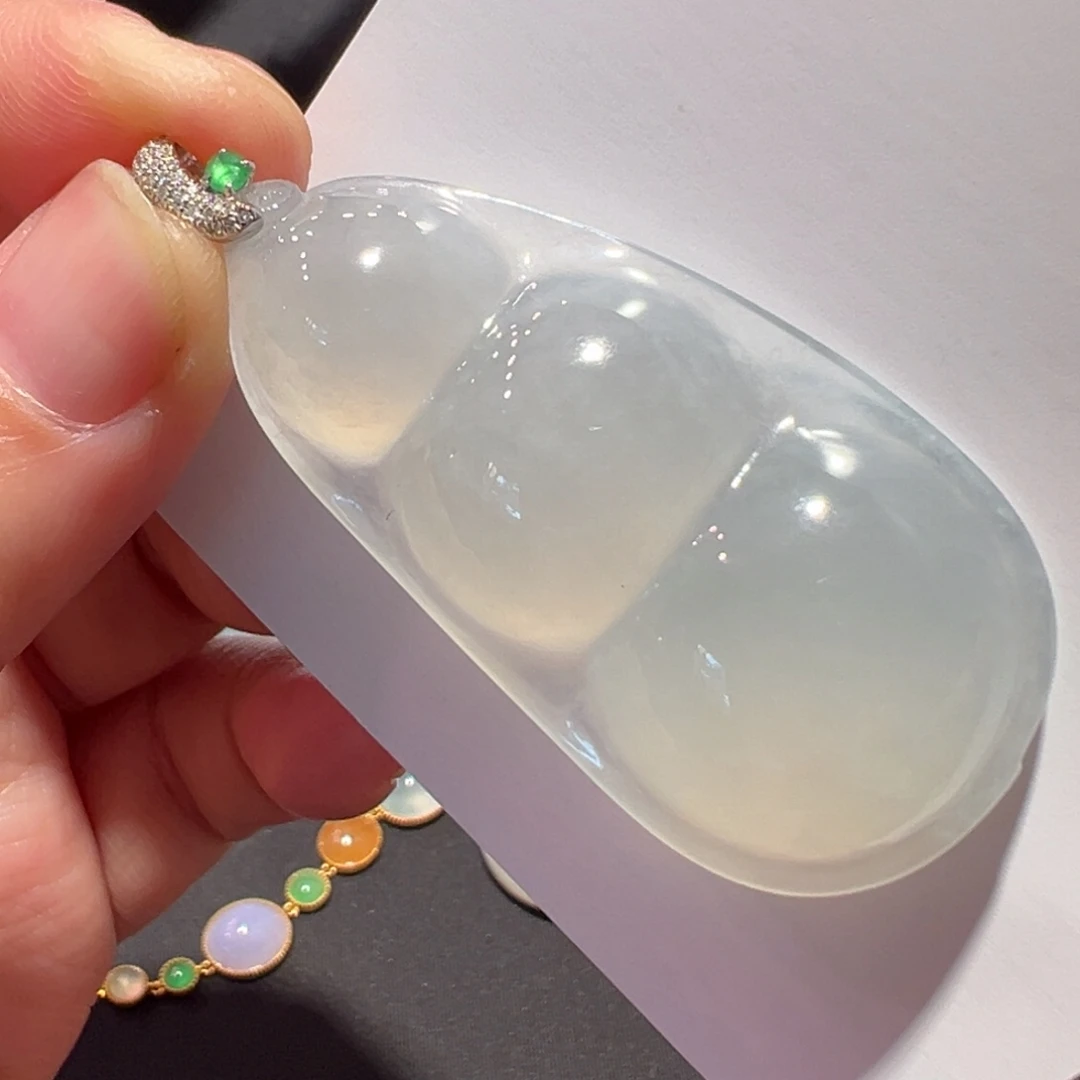 翡翠18K金镶嵌颈饰吊坠