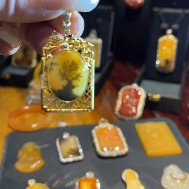 未镶嵌石英质玉（黄龙玉）颈饰