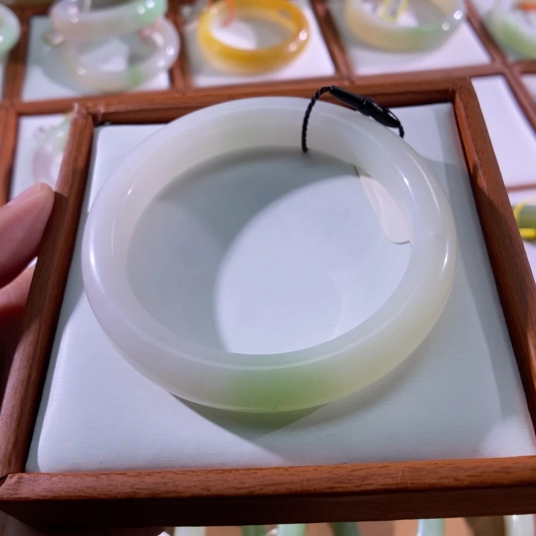【闪购商品】未镶嵌手镯和田玉（翠青玉）