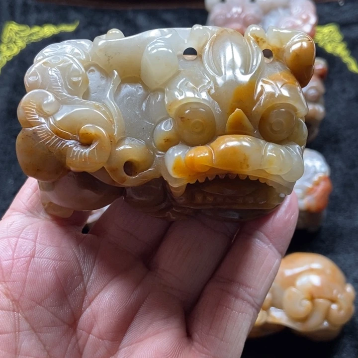 烽***鹏石英质玉（黄龙玉）未镶嵌颈饰