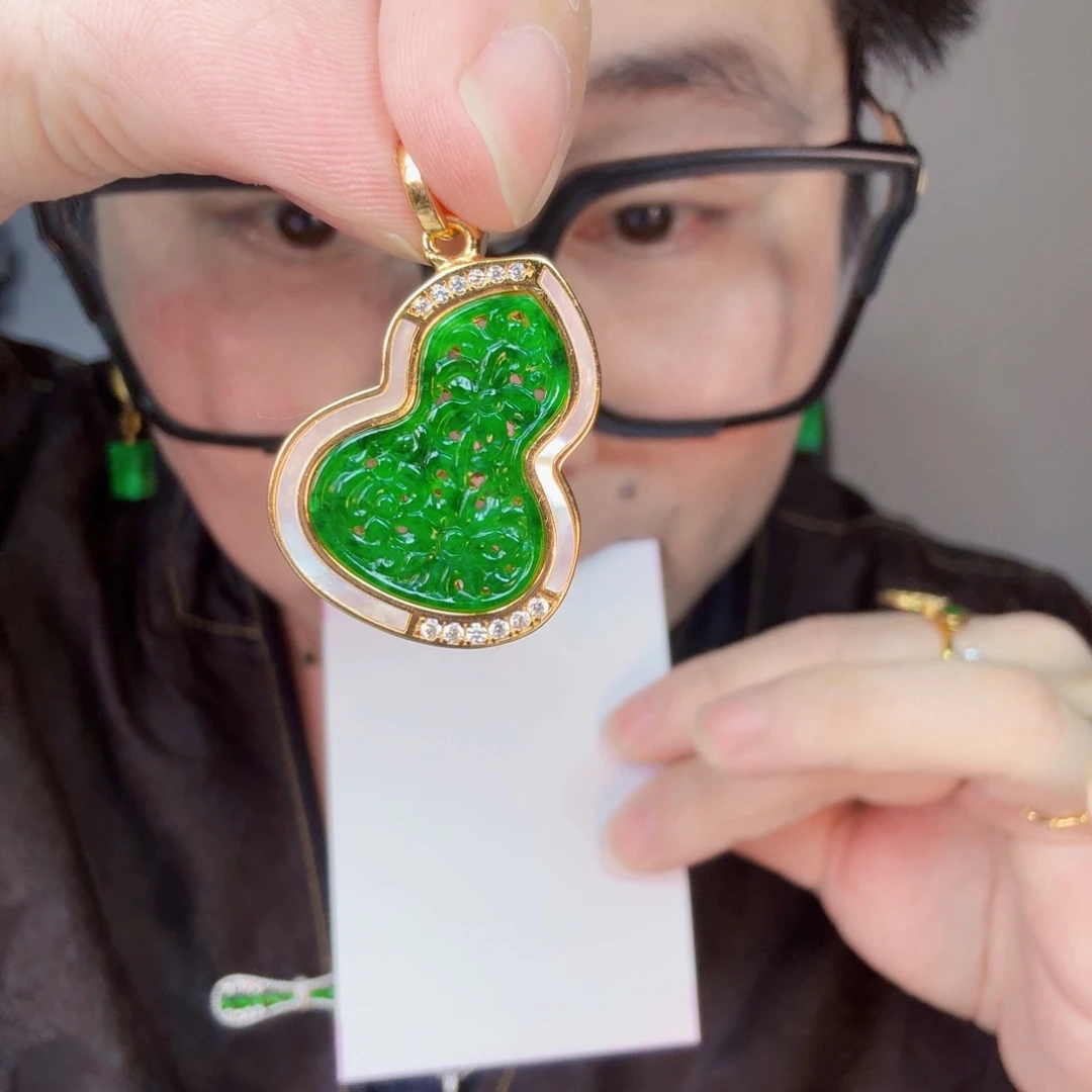 翡翠未镶嵌颈饰一件