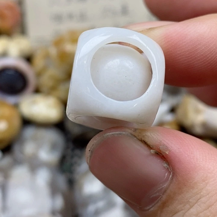 颈饰未镶嵌硅化珊瑚（珊瑚玉）有瑕