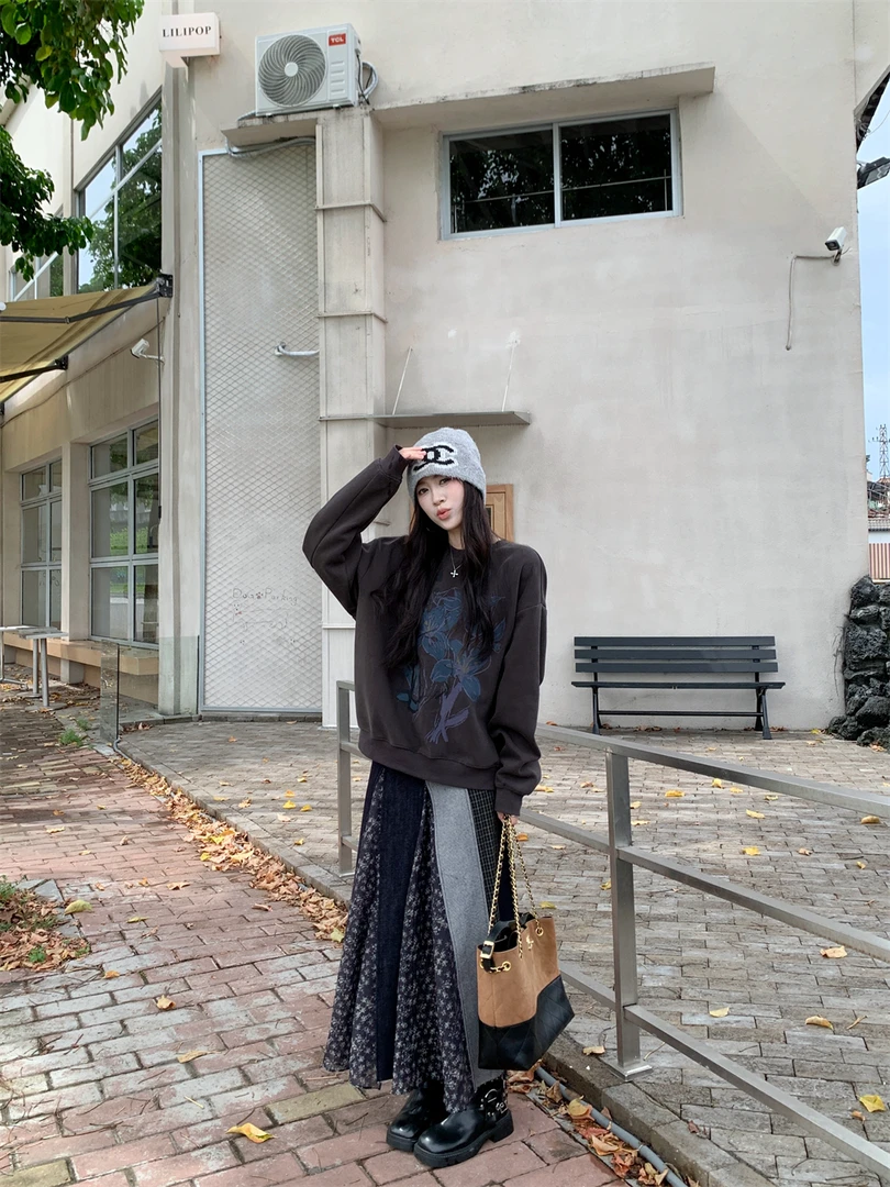 秋季慵懒风圆领印花卫衣设计感不规则复古撞色碎花牛仔半裙套装女