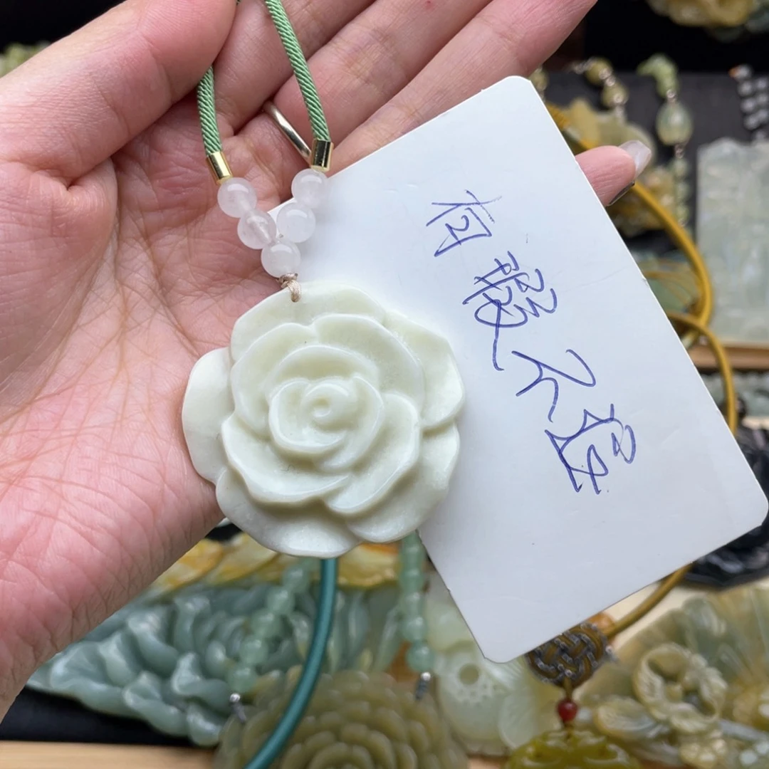 蛇纹石玉颈饰未镶嵌