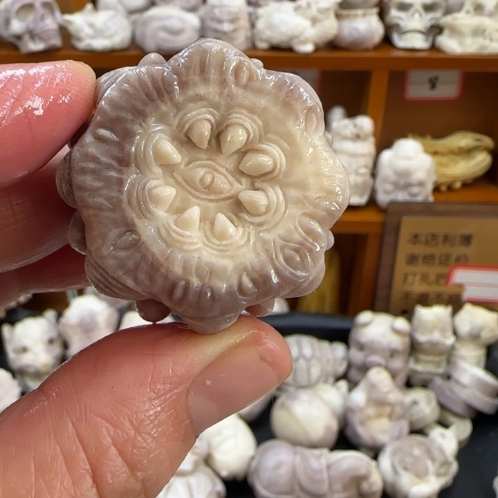 非金属配饰鹿角雕刻吞噬