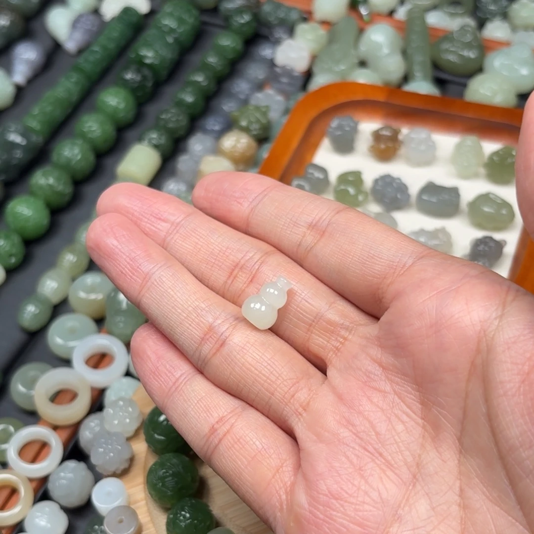 爱***痕和田玉未镶嵌颈饰
