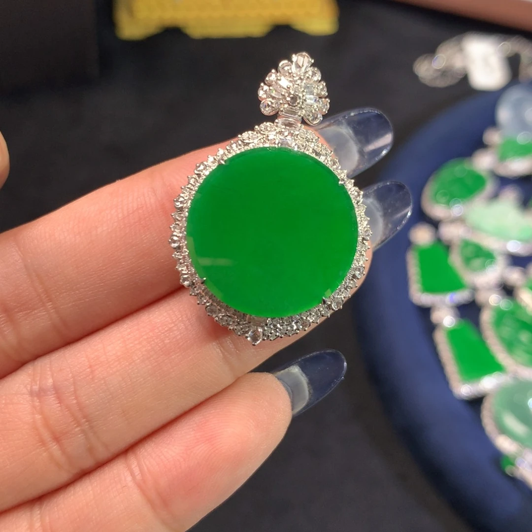 翡翠挂件18K金镶嵌圆牌