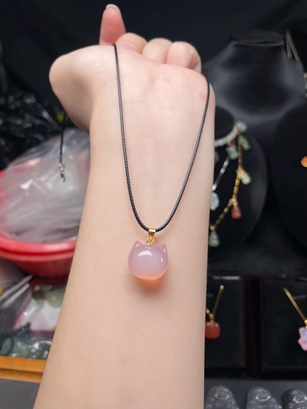 天然玛瑙浅粉紫小猫头吊坠
