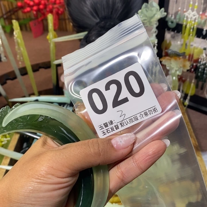 故***城蛇纹石玉未镶嵌发饰