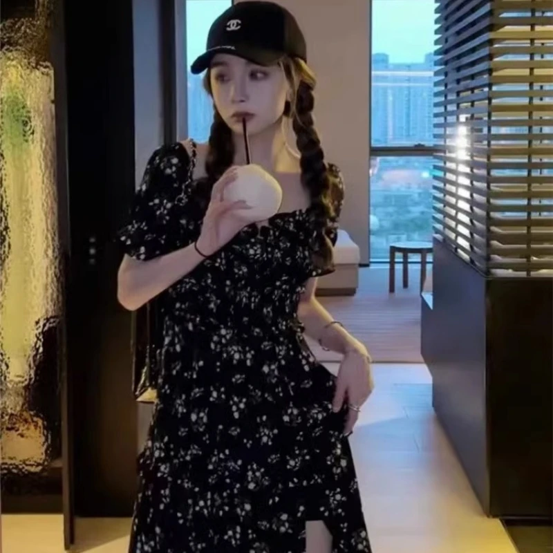 黑色碎花连衣裙女2025夏新款法式高级感泡泡袖收腰小个子茶歇长裙