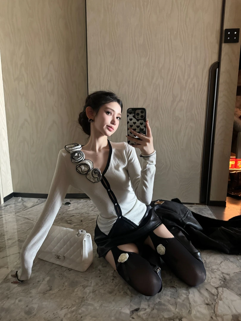 ChiclyNana 法式轻奢小香上衣立体花朵v领撞色长袖内搭针织开衫女