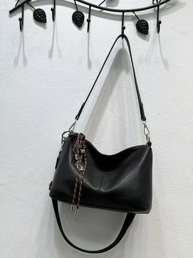 《霞姐服饰》新款斜挎包女士真皮包包百搭时尚轻奢单肩货号：5093