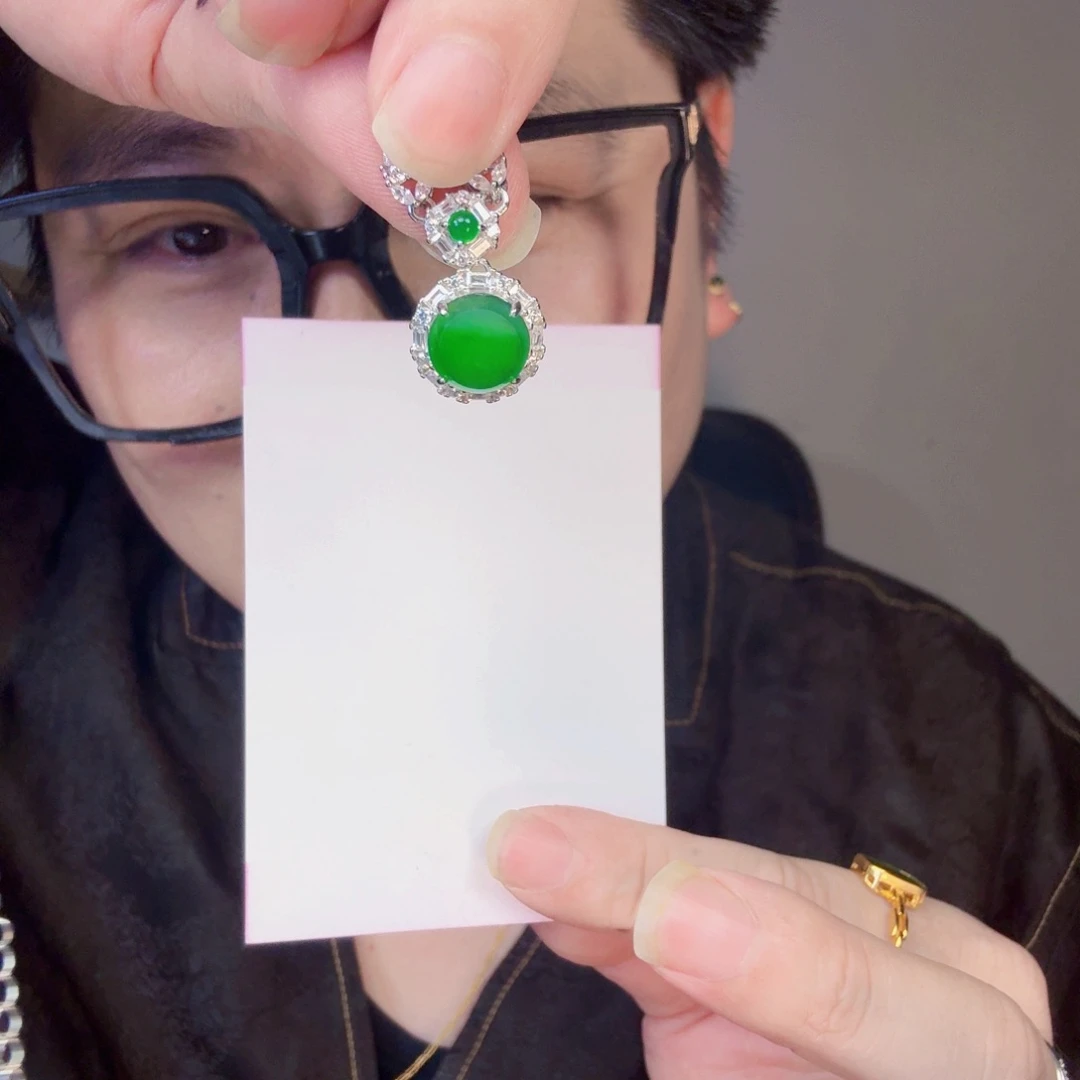 翡翠未镶嵌颈饰一件