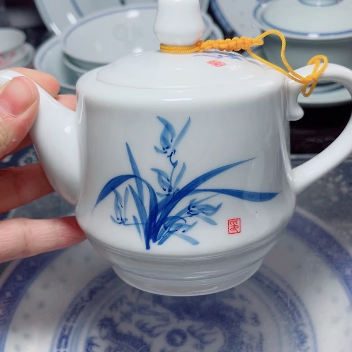 青花玲珑手绘兰花小壶