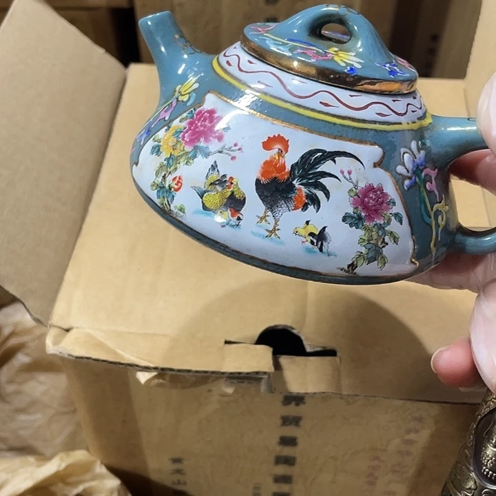 茶壶紫砂原矿泥料手工制作的一把紫砂壶。