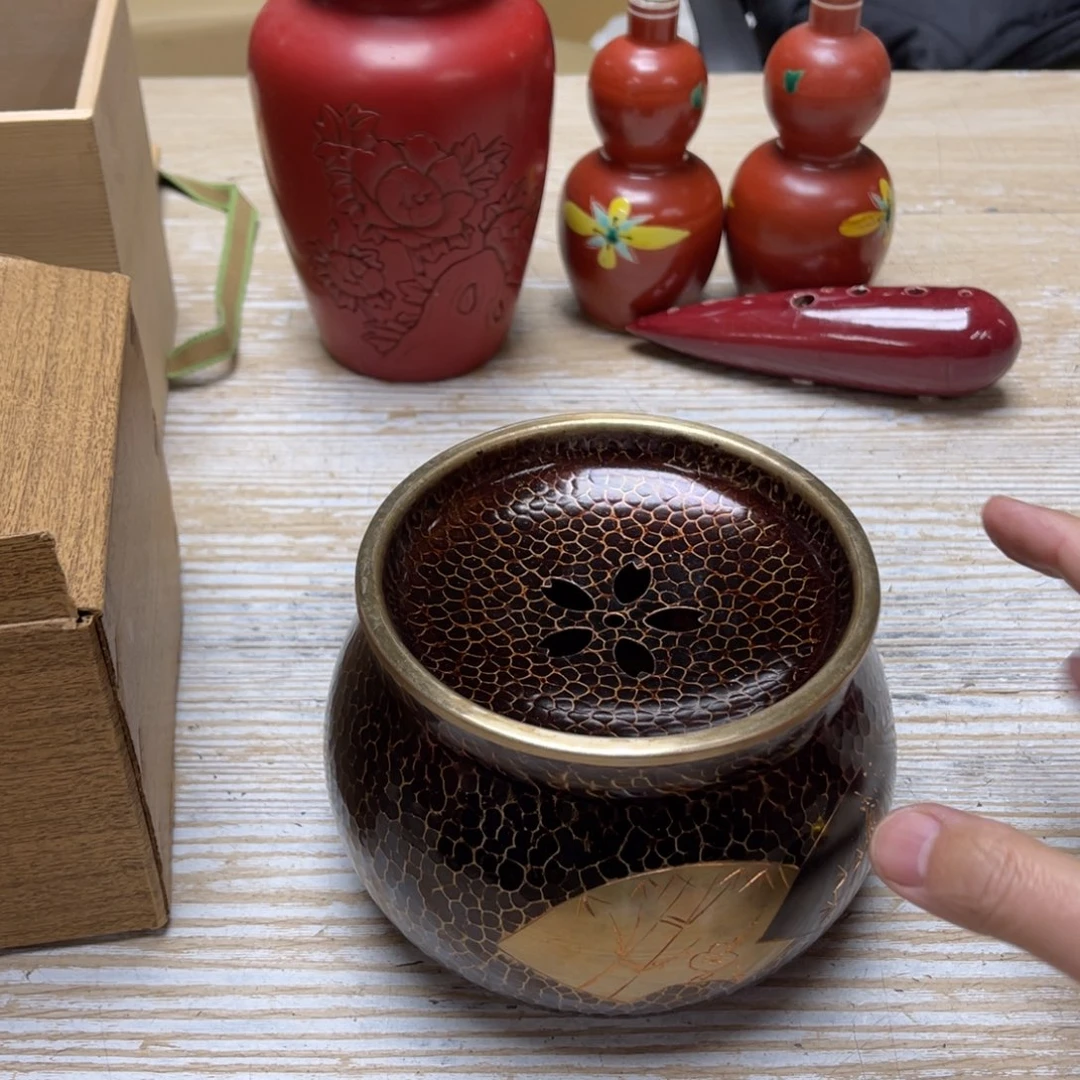 瓷片用**丰密密麻麻地排列着一个