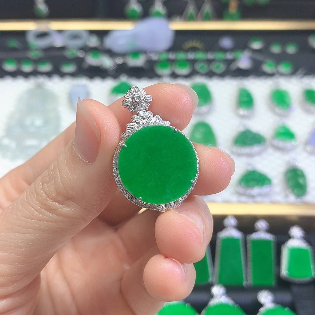 颈饰18K金镶嵌翡翠吊坠