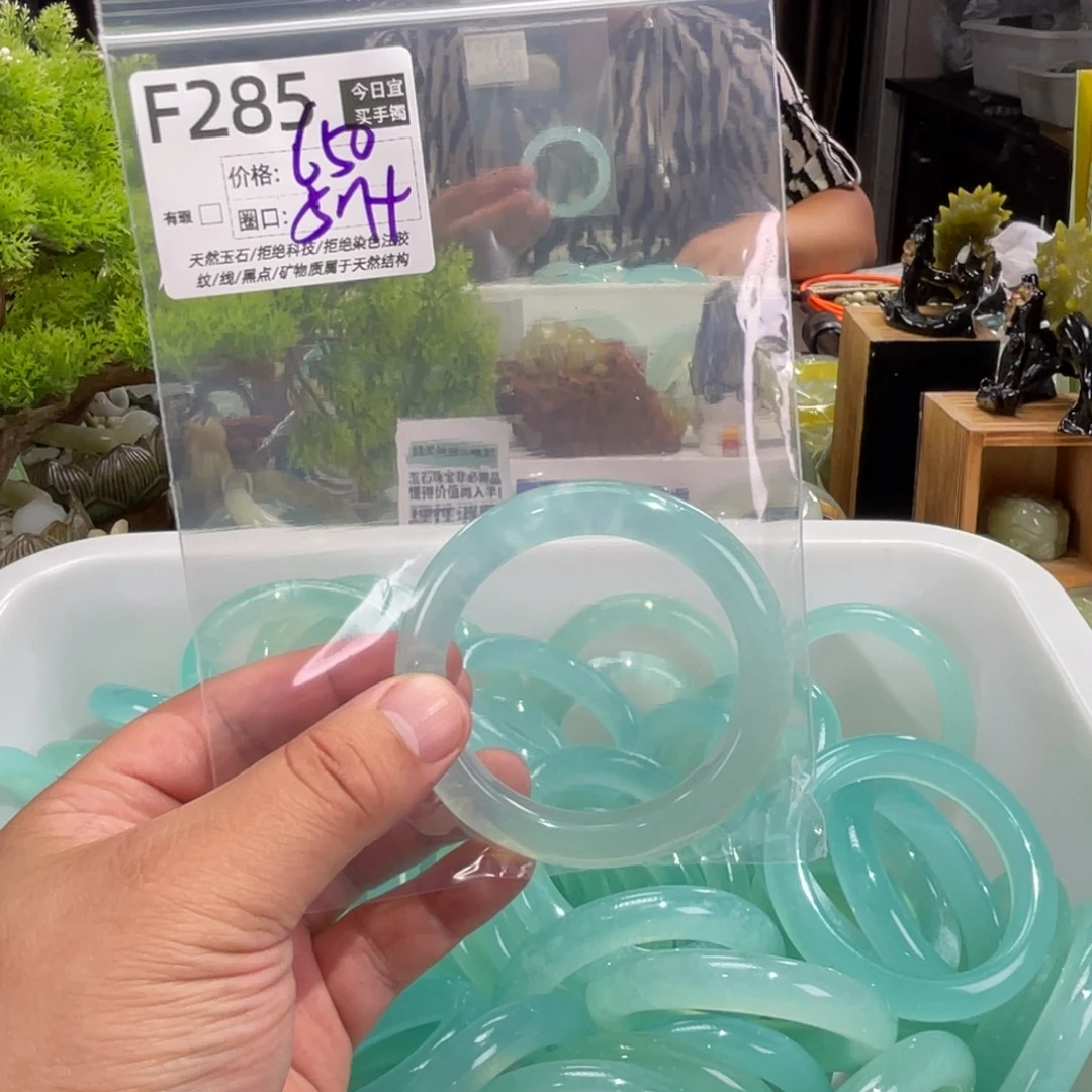 卢***壮未镶嵌蛇纹石玉手镯