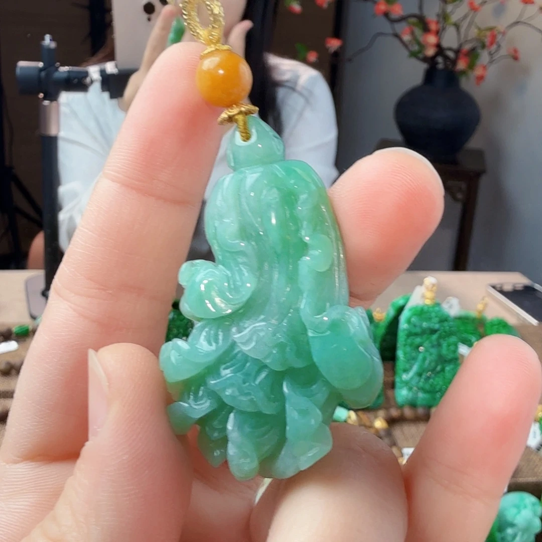 翡翠未镶嵌吊坠(赠链)