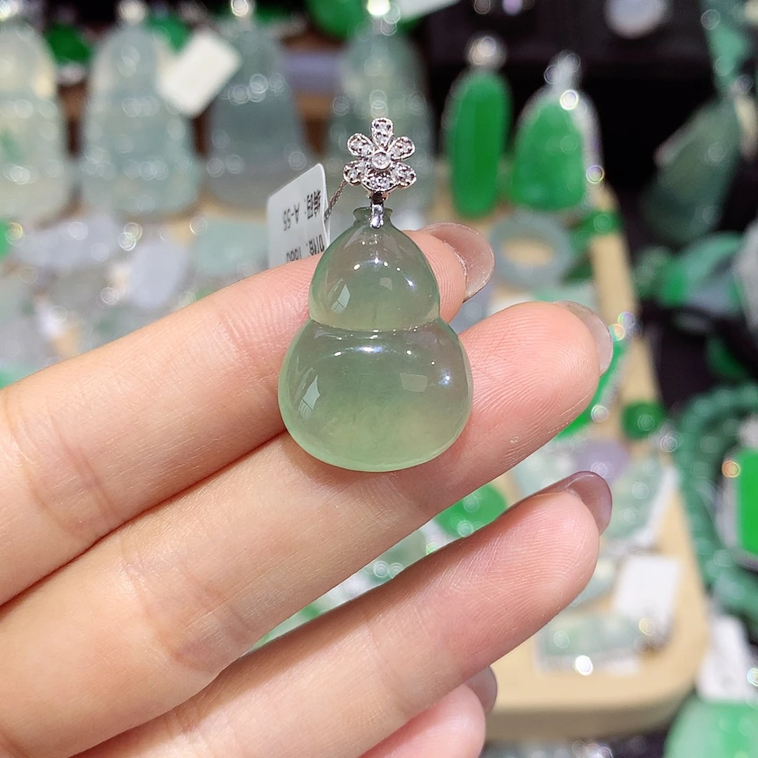 颈饰18K金镶嵌翡翠葫芦