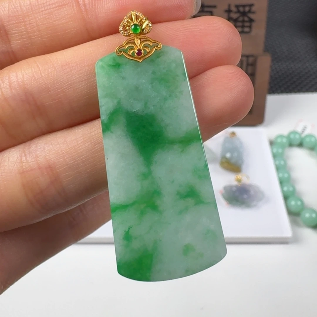 翡翠18K金镶嵌颈饰