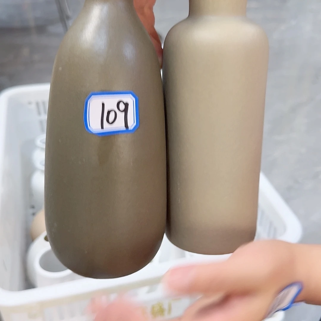 109号一对陶瓷19厘米微瑕