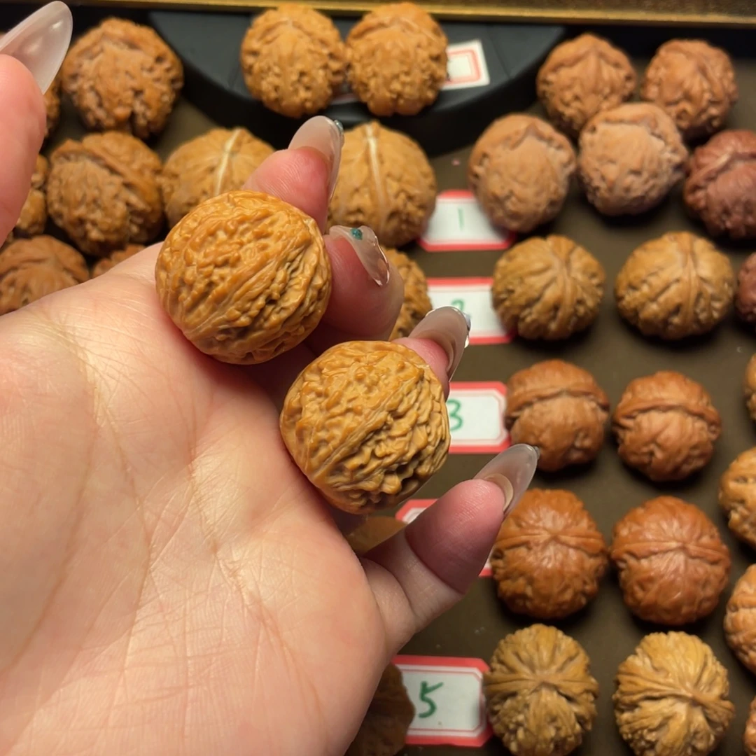 刘***儿文玩核桃吊坠。。。。。。