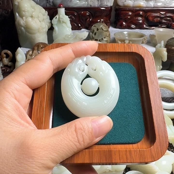 传***奇瓷片新号开播瓷盘一件
