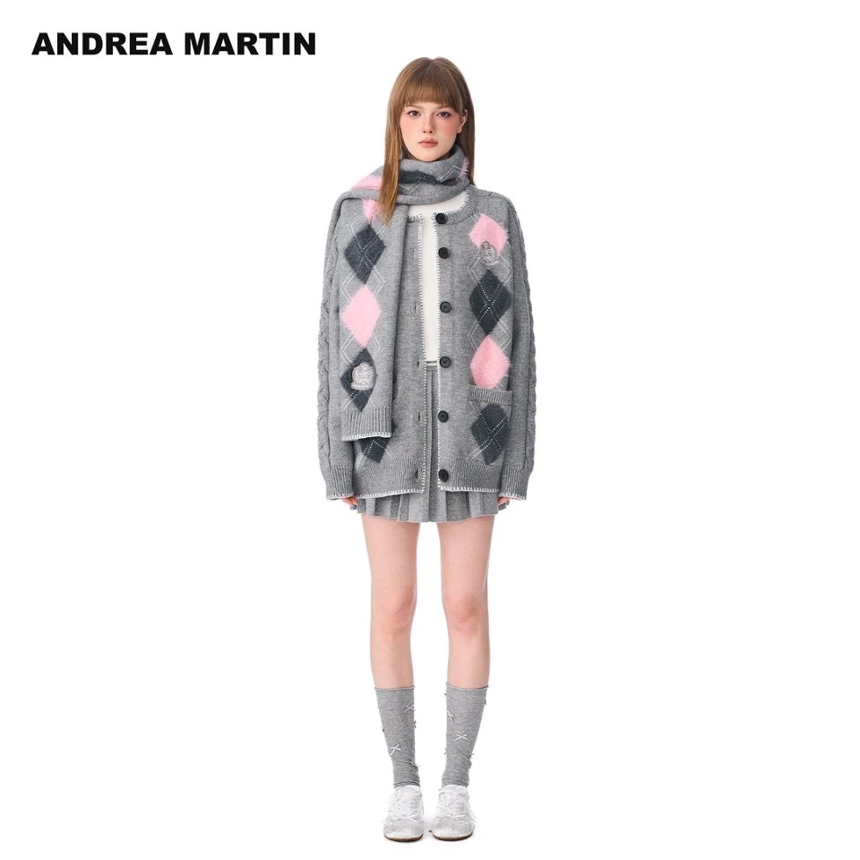 Andrea Martin25秋冬新款学院风菱格纹围巾针织开衫女宽松毛衣