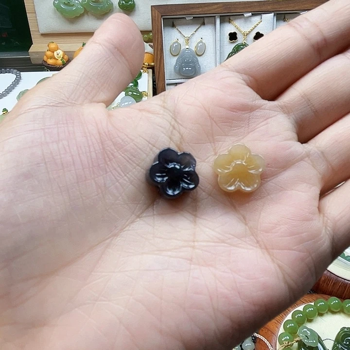 和田玉未镶嵌颈饰哈*怪
