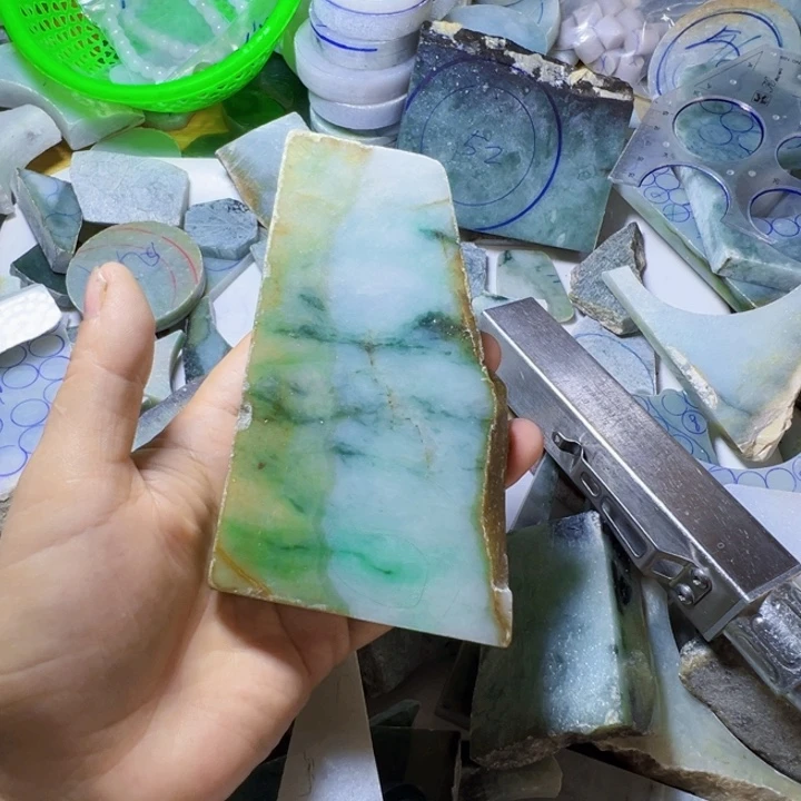 颈饰未镶嵌翡翠慎*
