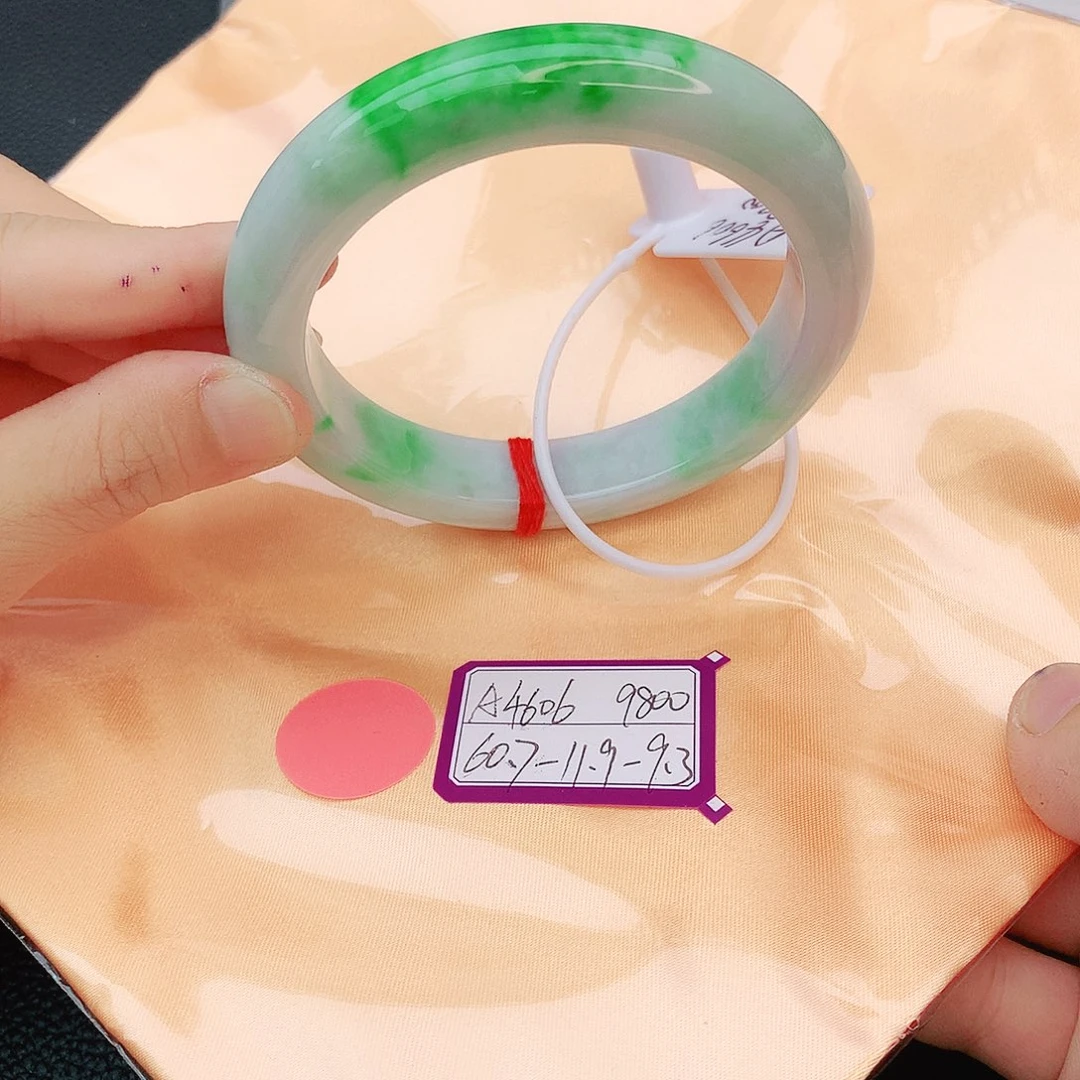 翡翠手镯未镶嵌翡翠