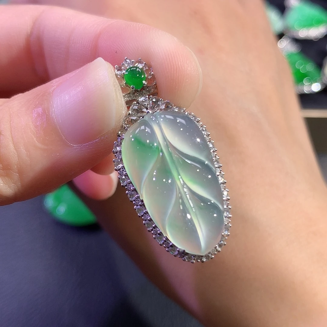 翡翠18K金镶嵌吊坠(赠链)