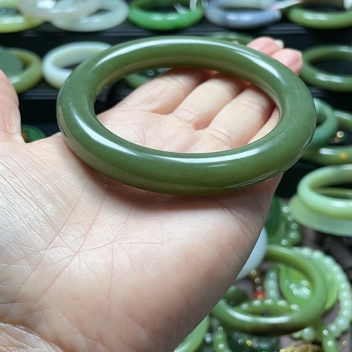 和田玉未镶嵌手镯