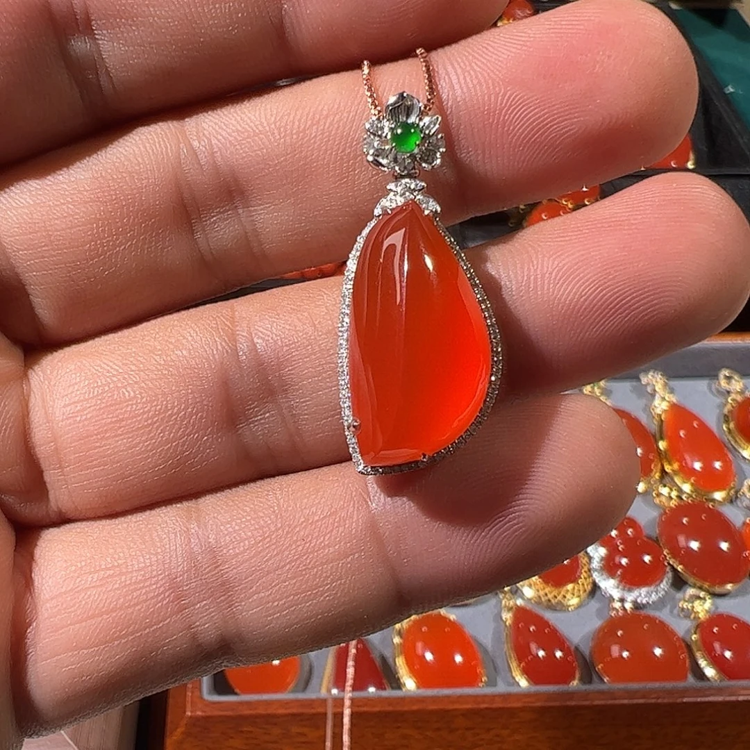 南红玛瑙18K金镶嵌颈饰