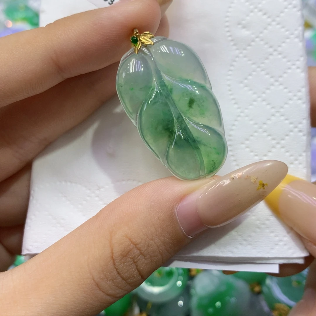 翡翠18K金镶嵌颈饰