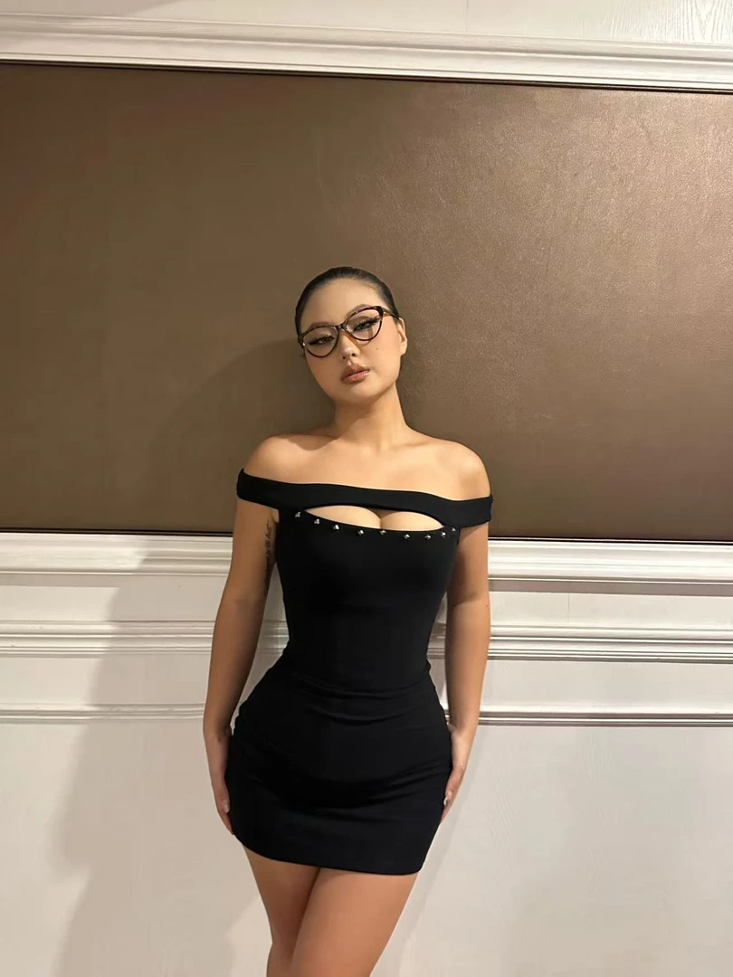 pinkmoon||铆钉镂空一字肩收腰小黑裙修身显瘦辣妹连衣裙包臀裙女