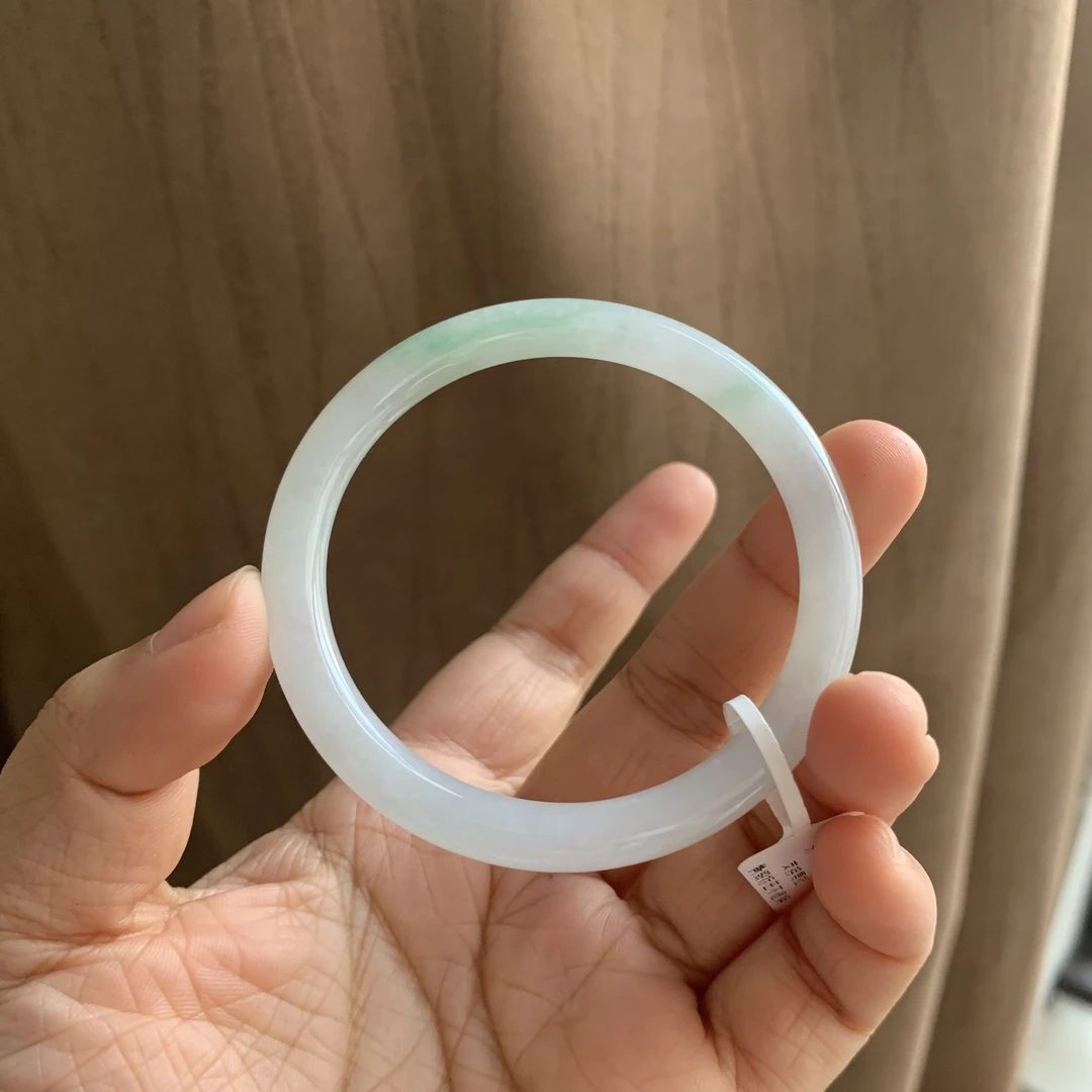 53圆条冰飘绿天然翡翠L-H3121