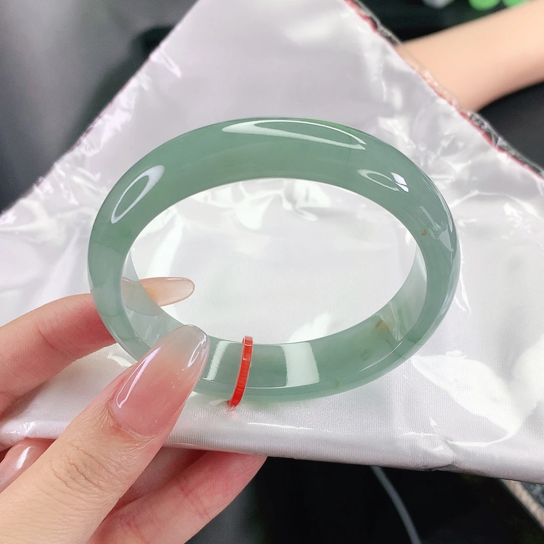 翡翠未镶嵌手镯56贵妃