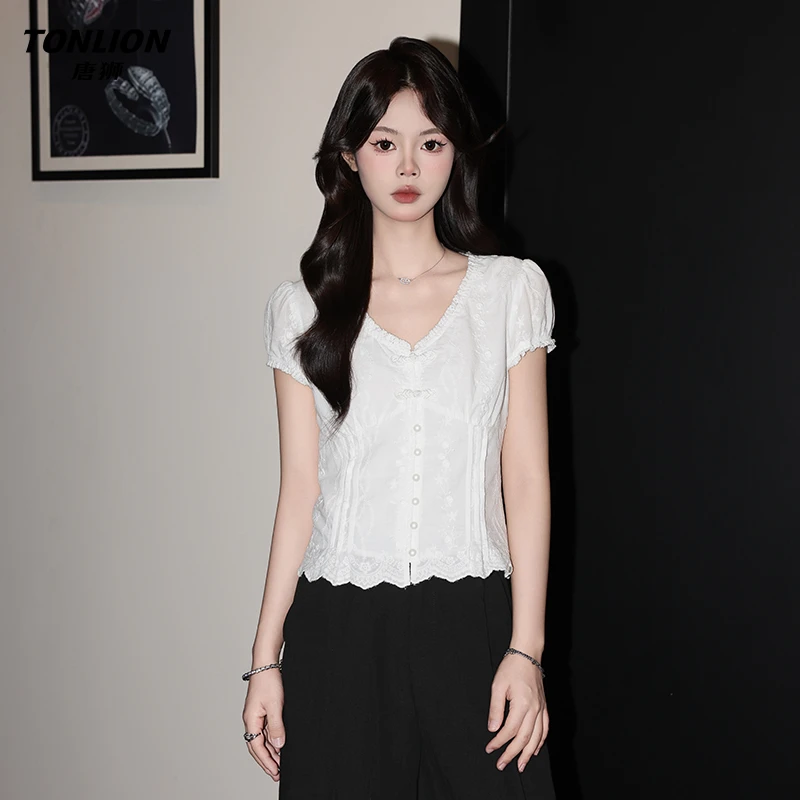 唐狮白色蕾丝V领修身高级感小衫上衣女夏独特盘扣泡泡袖法式衬衫
