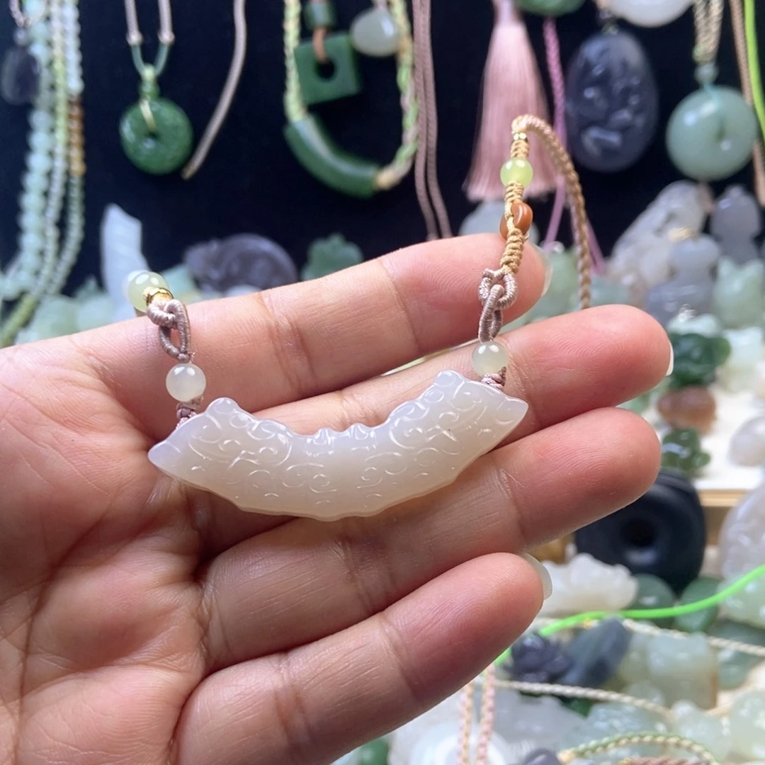 发***草和田玉未镶嵌颈饰