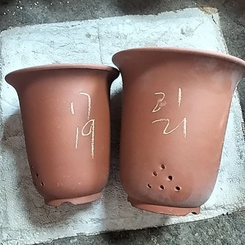 红泥金钟套盆一大一小