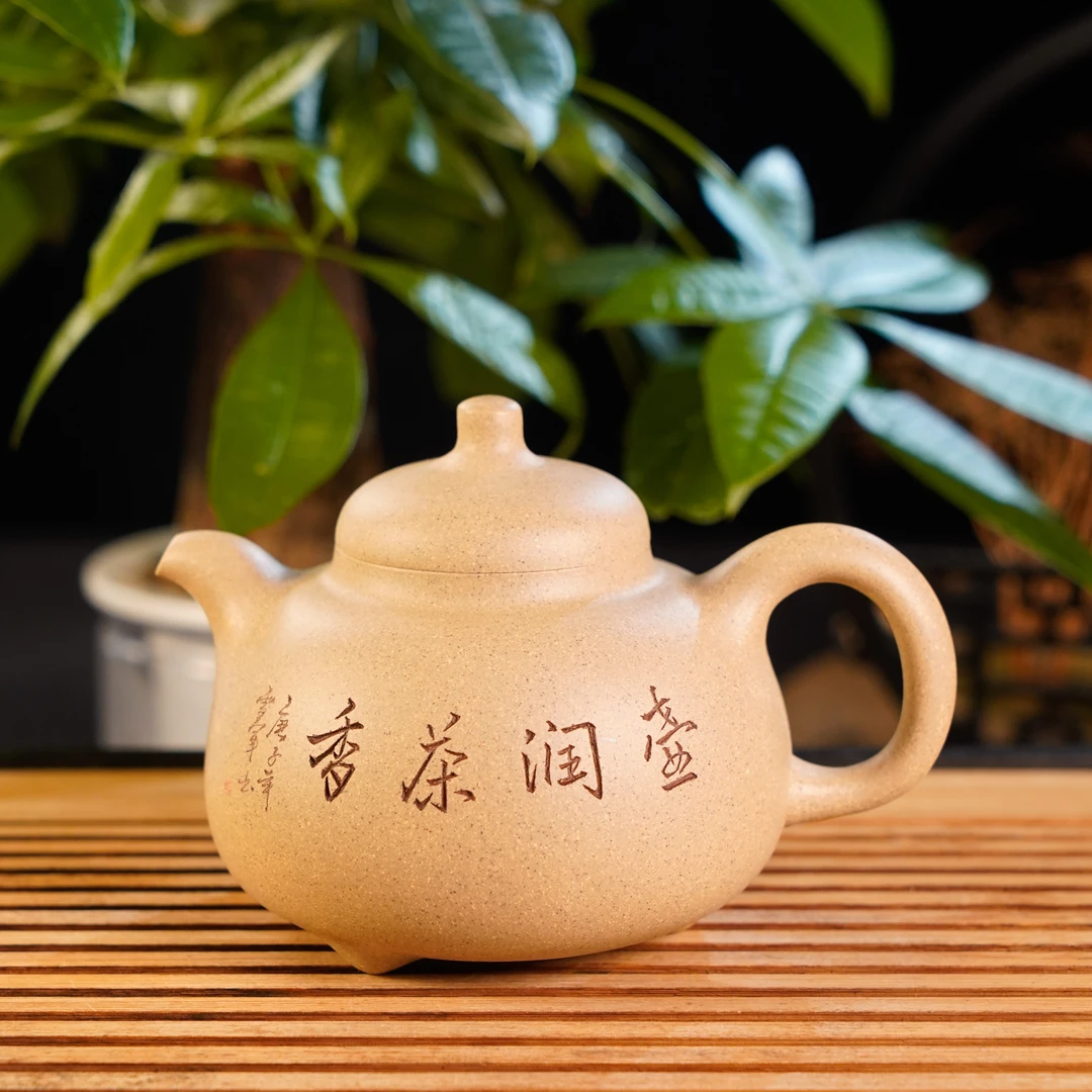GS34-011   张雪军   宜兴手工紫砂  三足乳鼎  壶润茶香